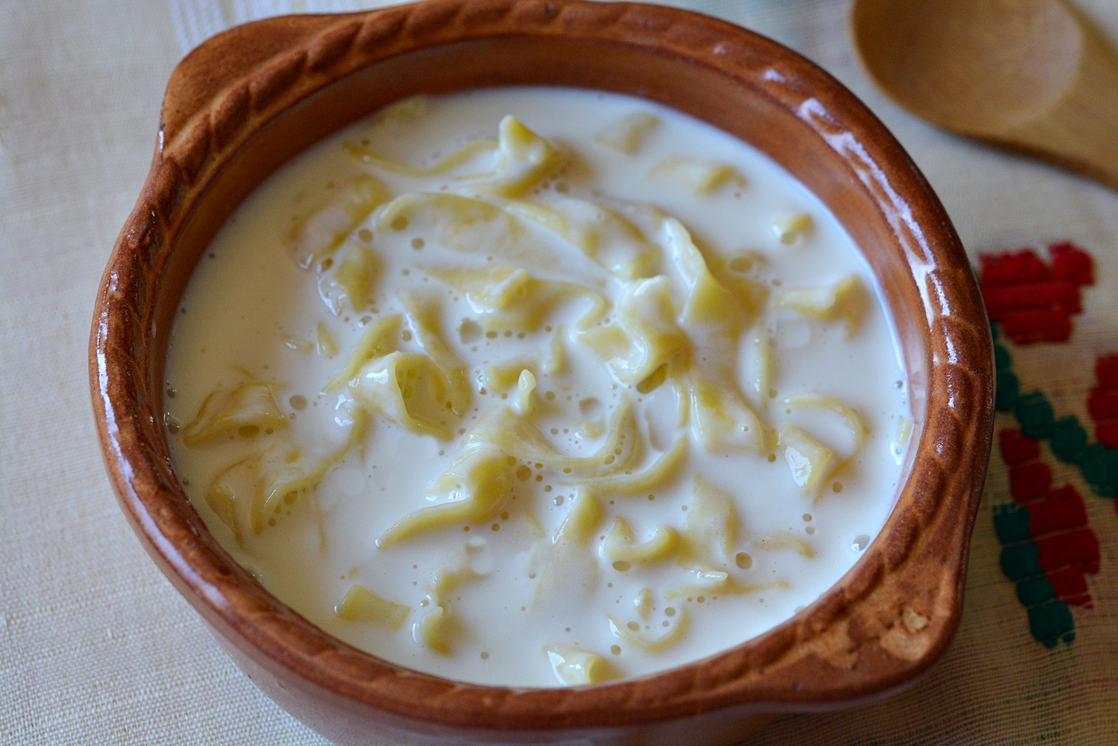 Taitei cu lapte - reteta simpla si deliciosa pentru intreaga familie