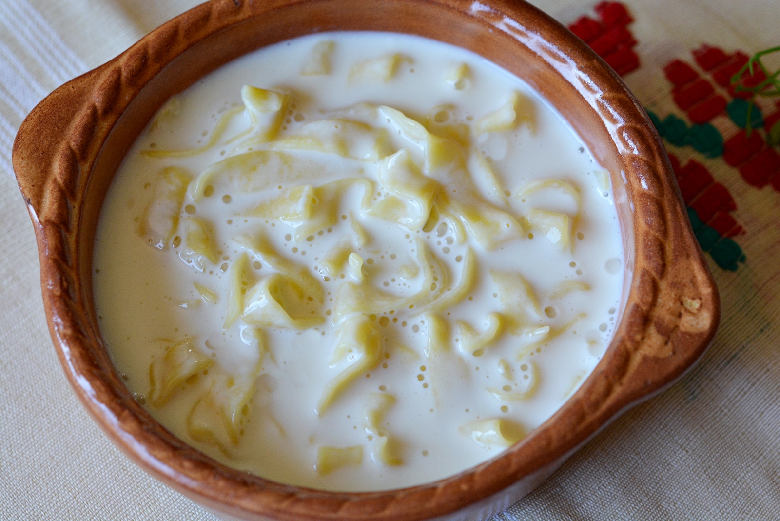 Taitei cu lapte - reteta simpla si deliciosa pentru intreaga familie