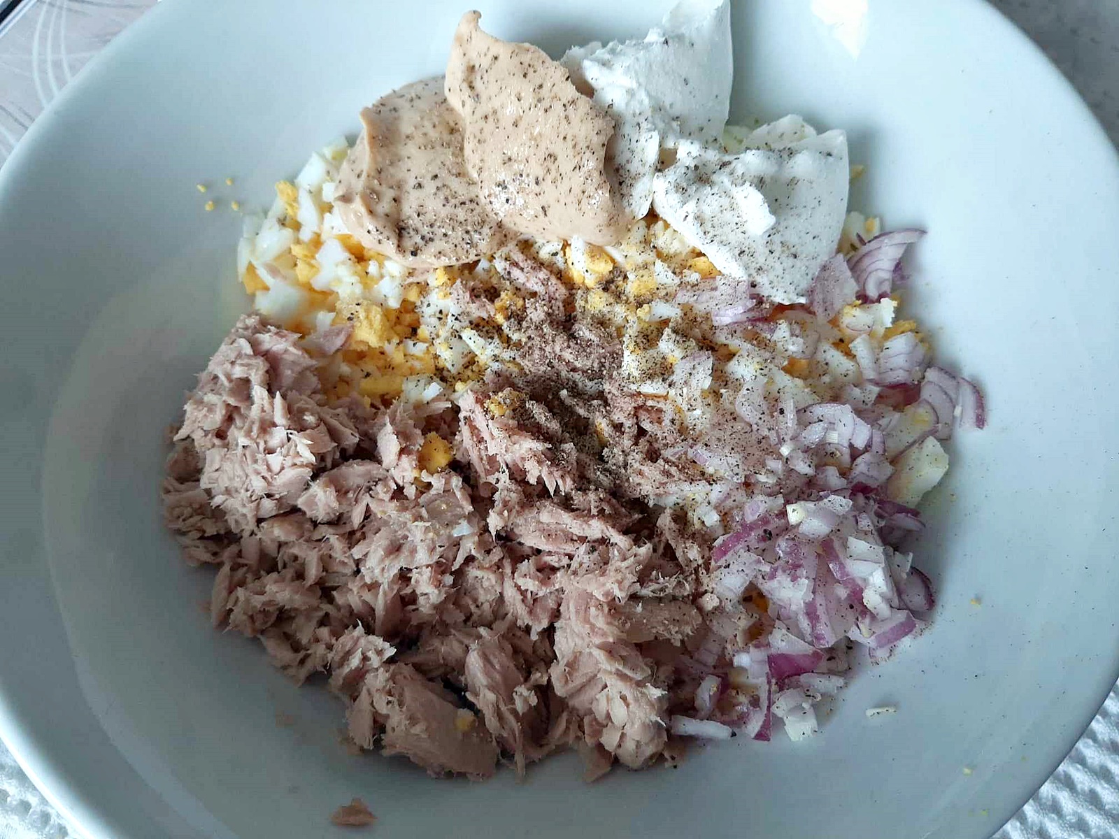 Salata de oua cu ton - reteta simpla si delicioasa