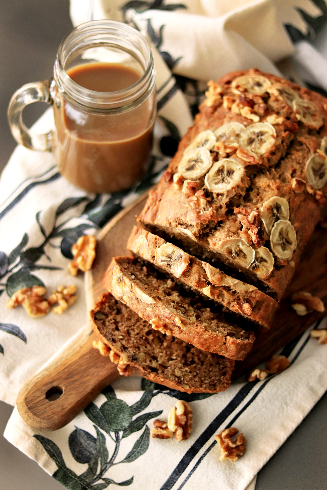 Reteta de chec de post cu banane, nuci si apa minerala. Desert simplu, usor si delicios
