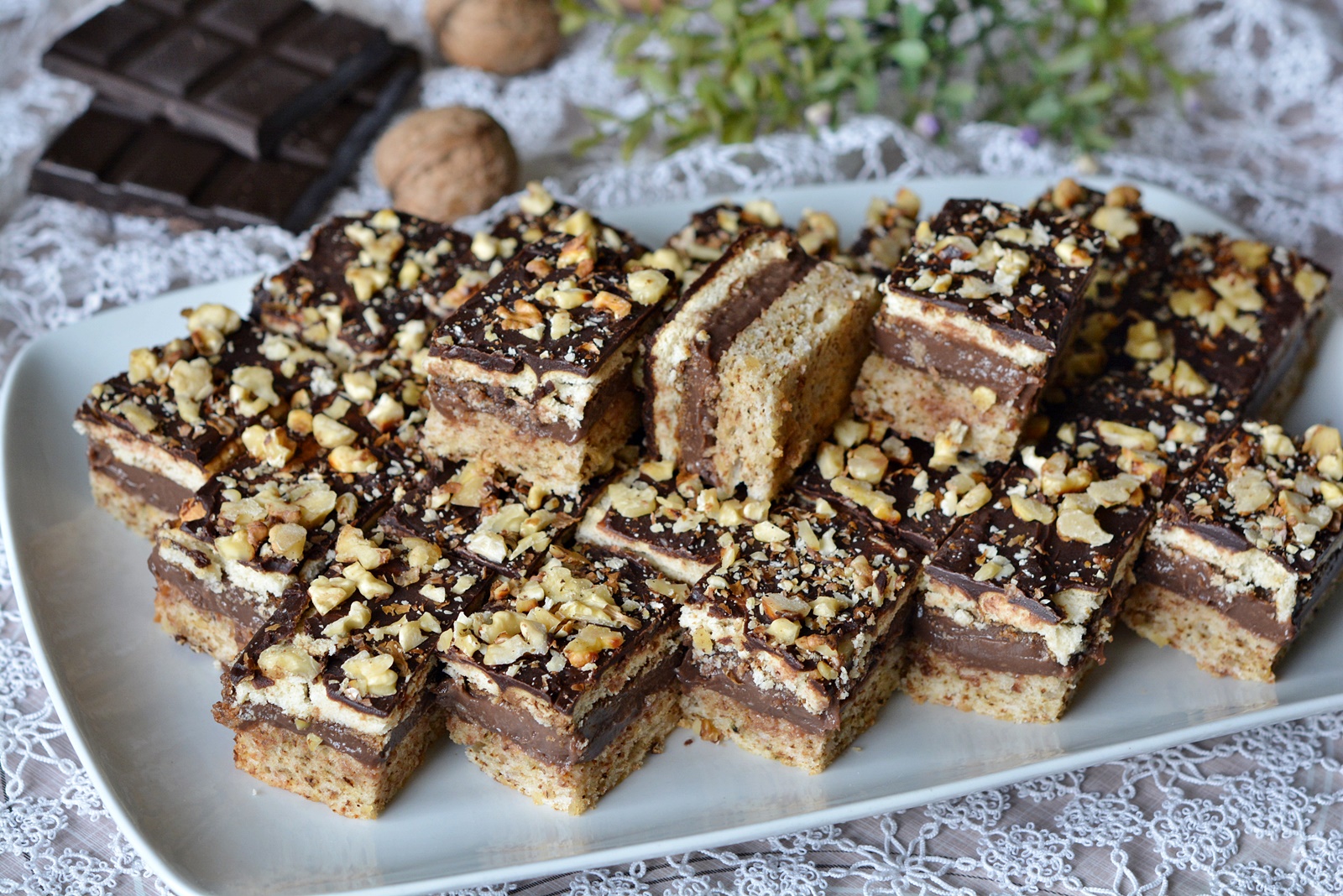 Reteta delicioasa de prajitura cu nuci si ciocolata. Desert simplu si savuros