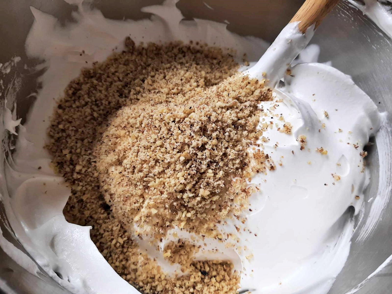 Reteta delicioasa de prajitura cu nuci si ciocolata. Desert simplu si savuros