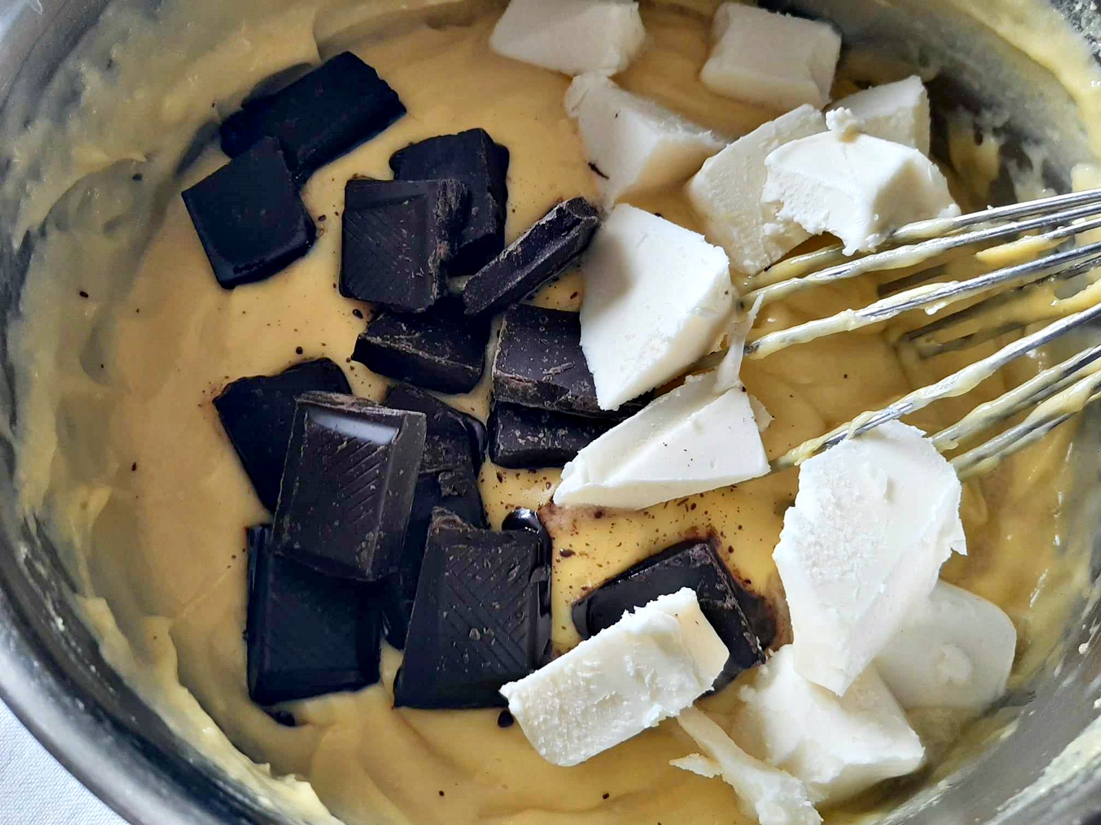 Reteta delicioasa de prajitura cu nuci si ciocolata. Desert simplu si savuros