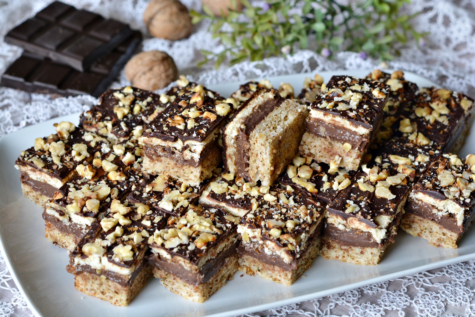 Reteta delicioasa de prajitura cu nuci si ciocolata. Desert simplu si savuros