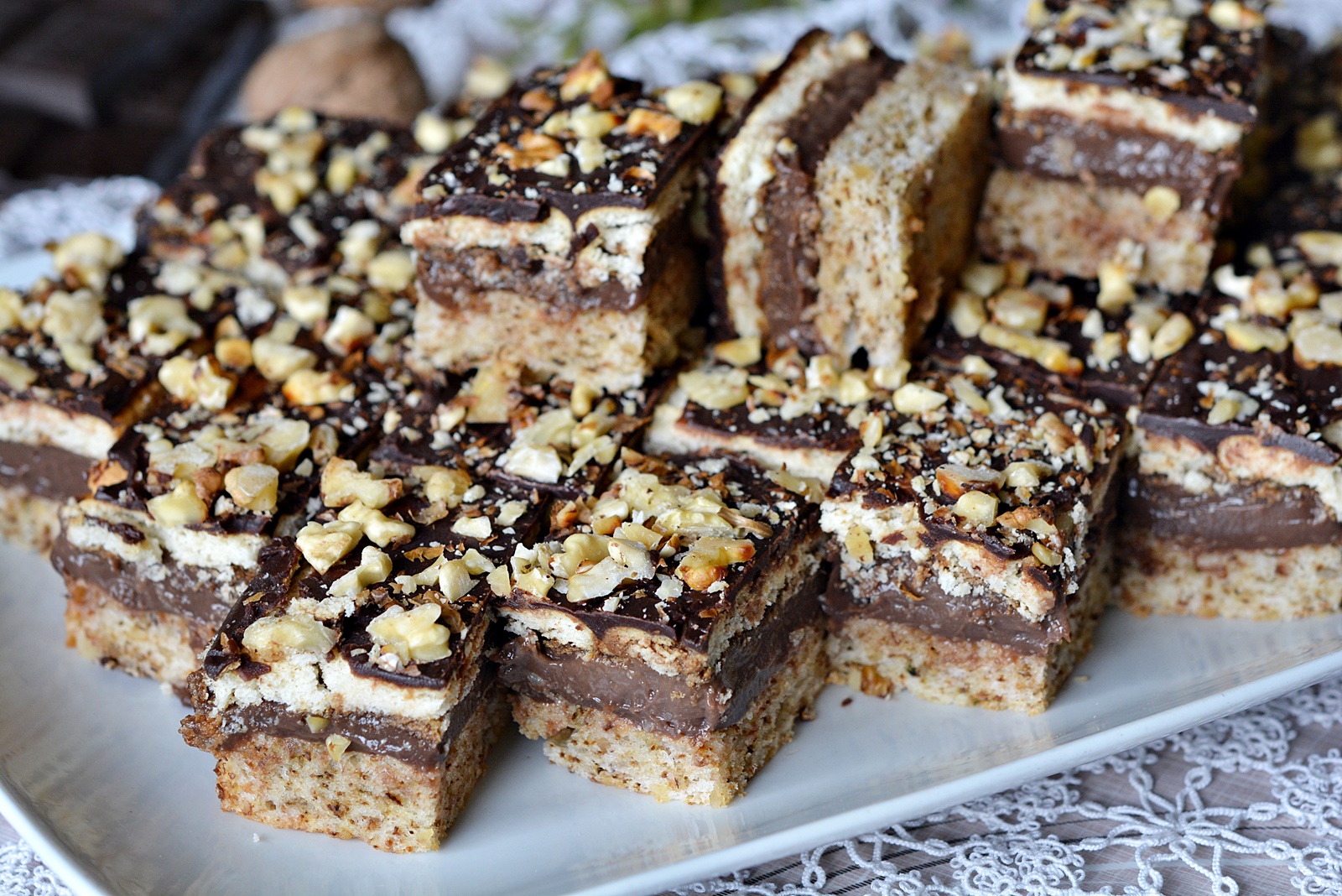 Reteta delicioasa de prajitura cu nuci si ciocolata. Desert simplu si savuros