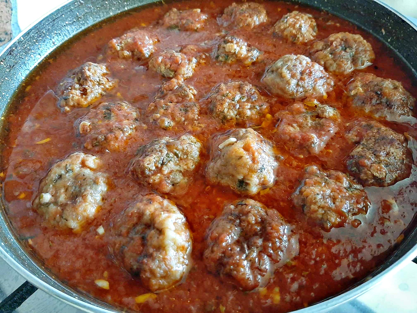 Chiftelute in sos de rosii - reteta simpla si delicioasa