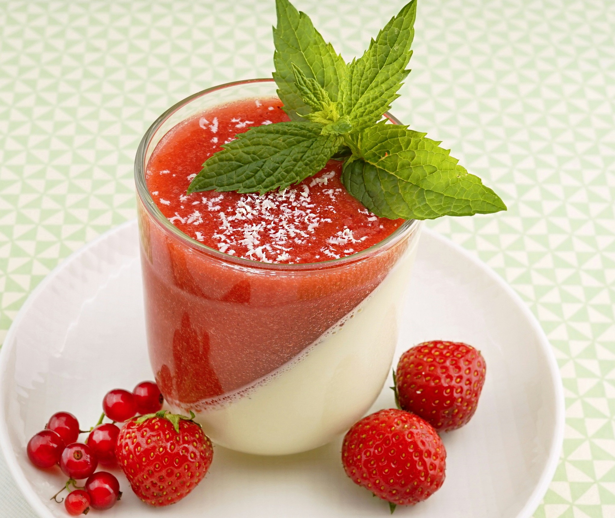 Panna cotta cu jeleu de capsuni. Reteta delicioasa, fara coacere