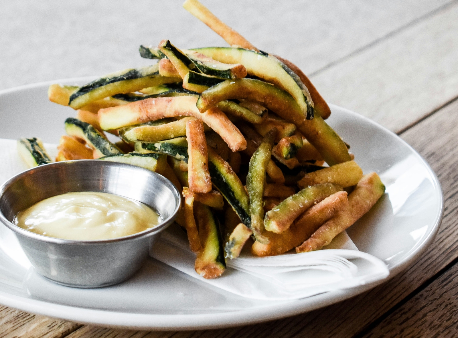 Bastonase de dovlecei in aluat crocant. Reteta de dovlecei tempura