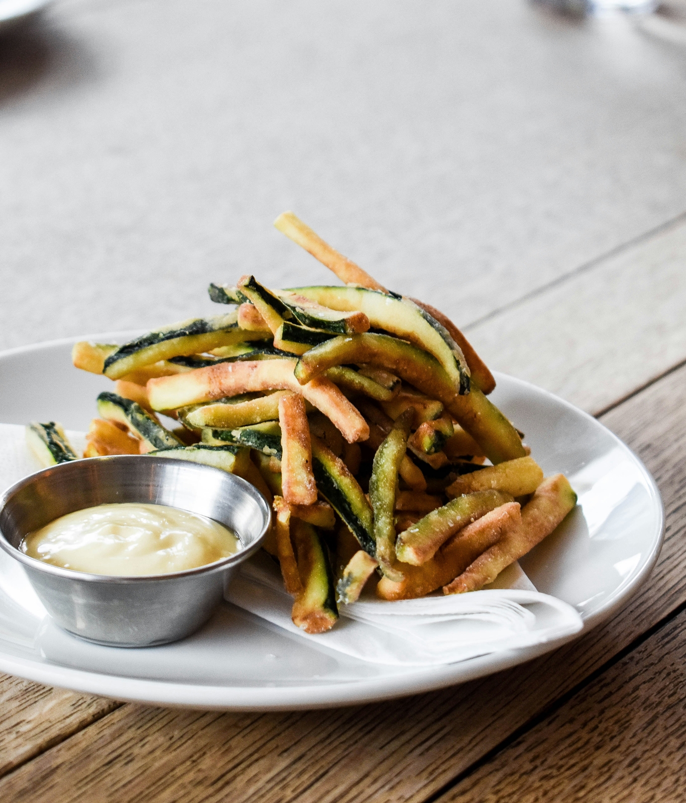 Bastonase de dovlecei in aluat crocant. Reteta de dovlecei tempura