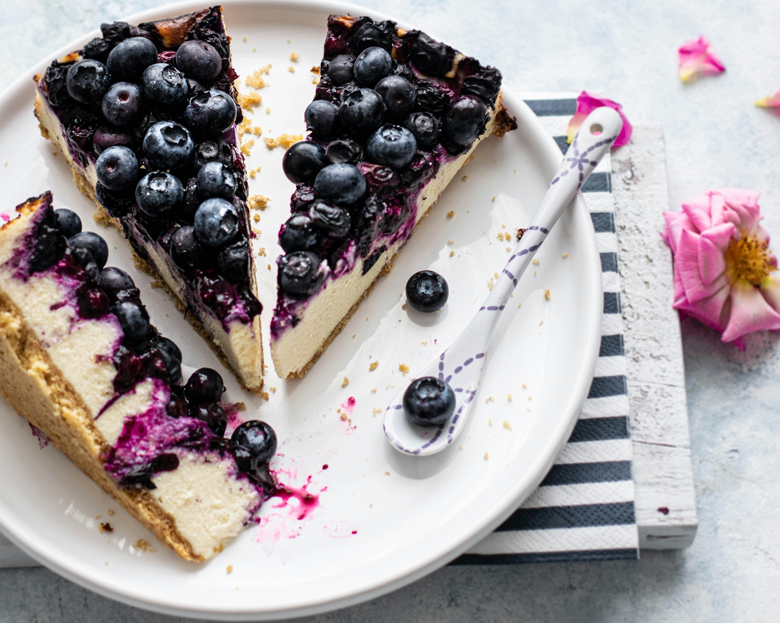 Cheesecake fara coacere cu afine . Un desert rapid, delicios si usor de preparat