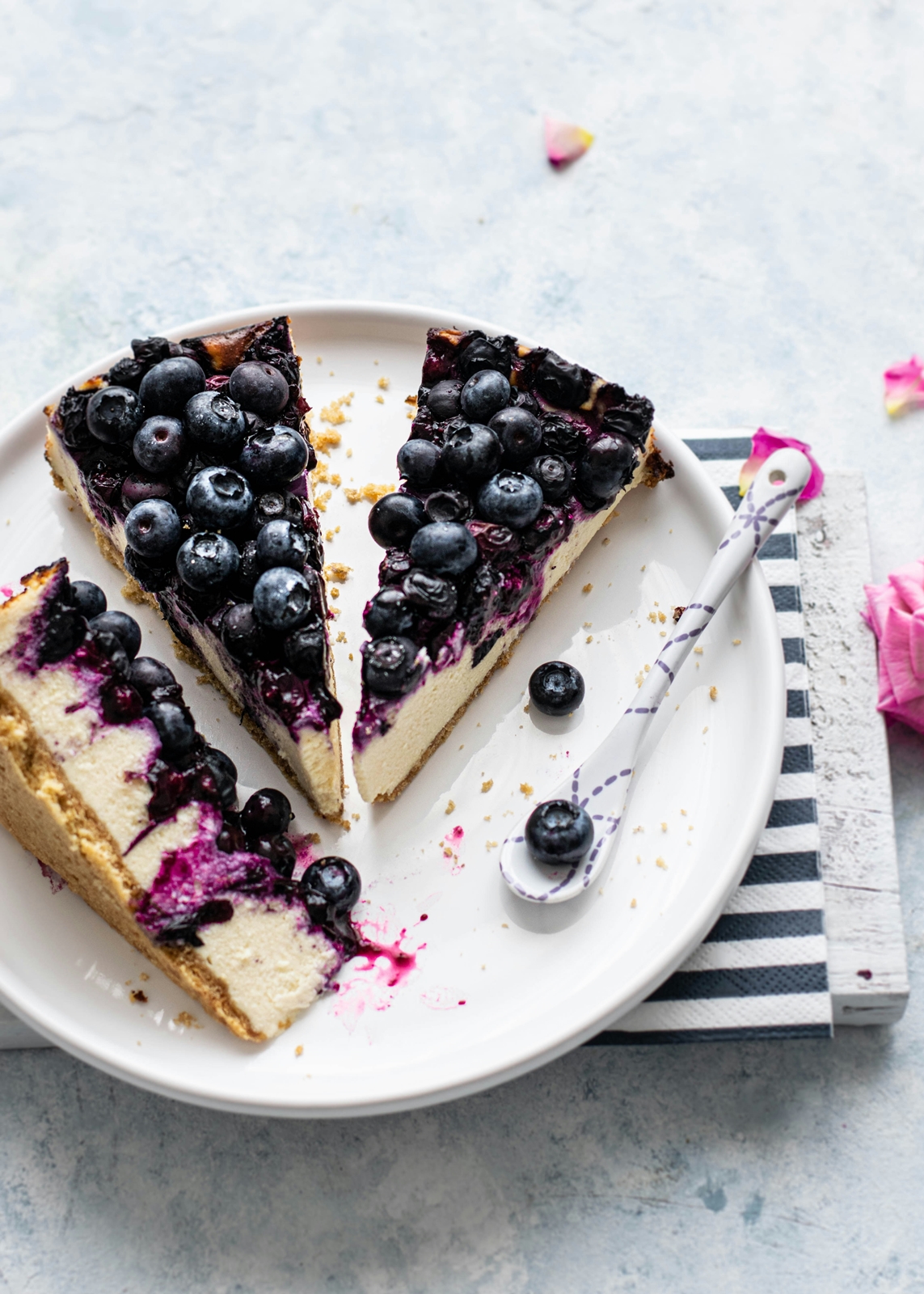 Cheesecake fara coacere cu afine . Un desert rapid, delicios si usor de preparat