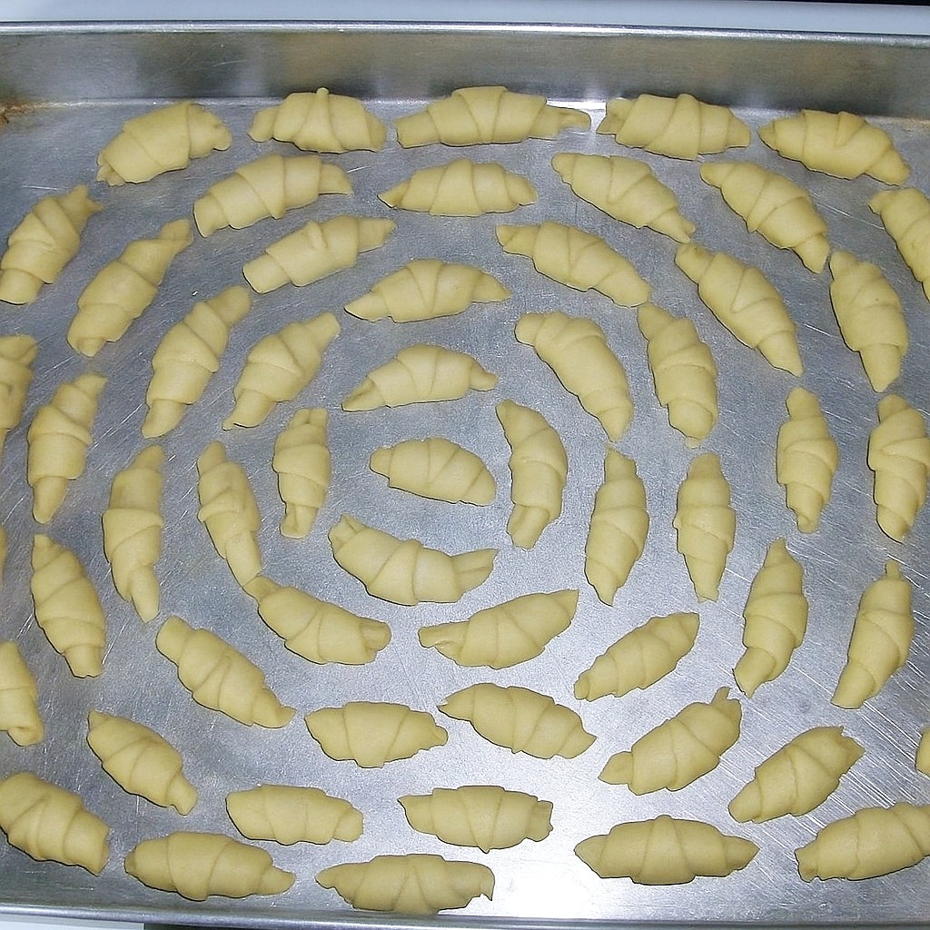 Cornulete fragede cu unt sau untura si gem – reteta simpla de cornulete de casa