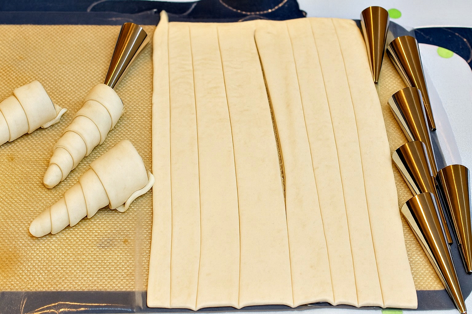 Cornete sau rulouri din foietaj cu crema de vanilie - reteta usoara, rapida si delicioasa