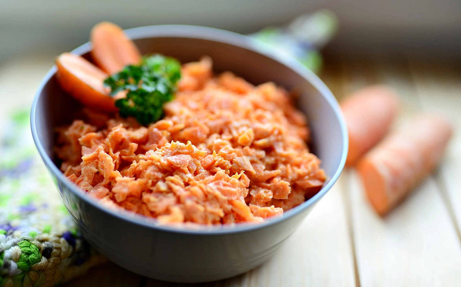 Salata de morcovi cu iaurt si usturoi. Reteta simpla, rapida si sanatoasa