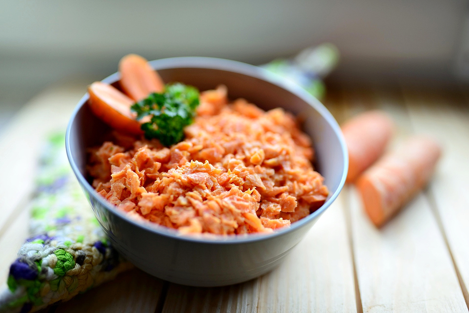 Salata de morcovi cu iaurt si usturoi. Reteta simpla, rapida si sanatoasa