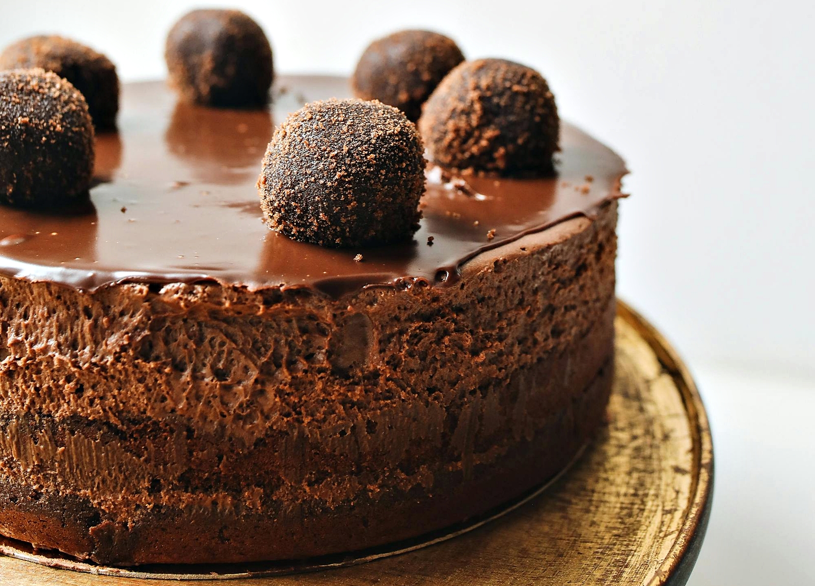 Tort cu crema de ciocolata si rom. Un desert aromat si delicios, perfect pentru orice ocazie