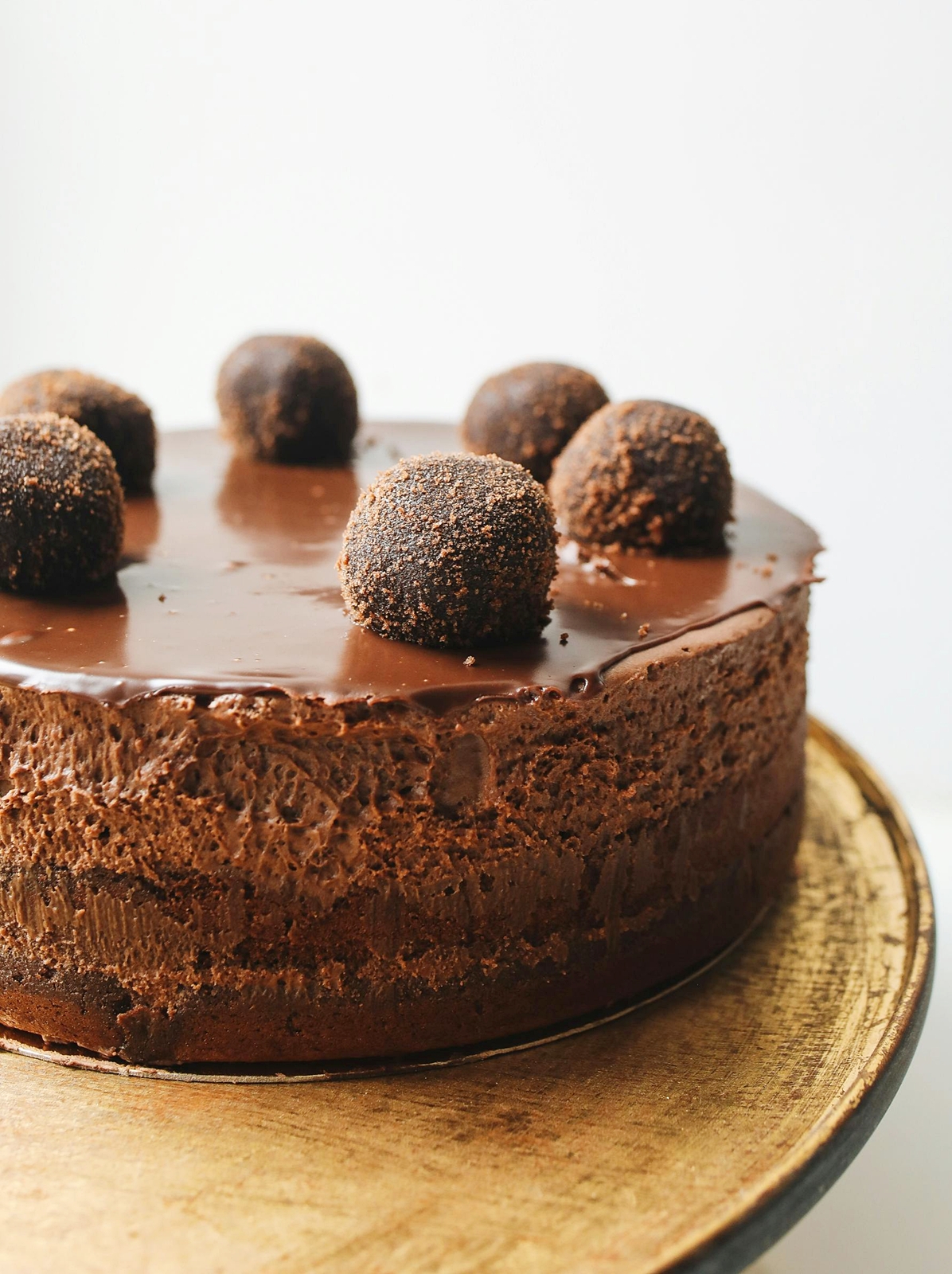 Tort cu crema de ciocolata si rom. Un desert aromat si delicios, perfect pentru orice ocazie