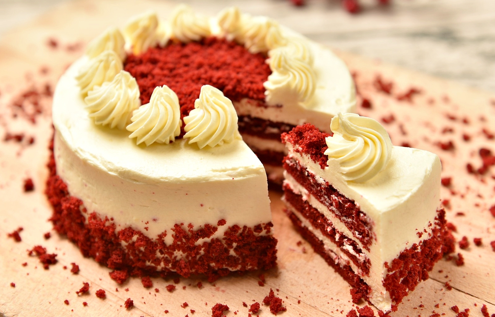 Tort Red Velvet. Reteta clasica cu blaturi pufoase si crema delicioasa