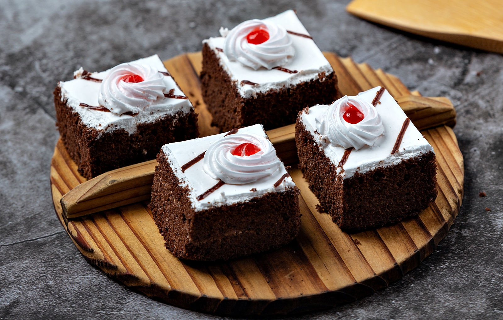 Negresa pufoasa cu frisca. O reteta simpla, cu un rezultat absolut delicios