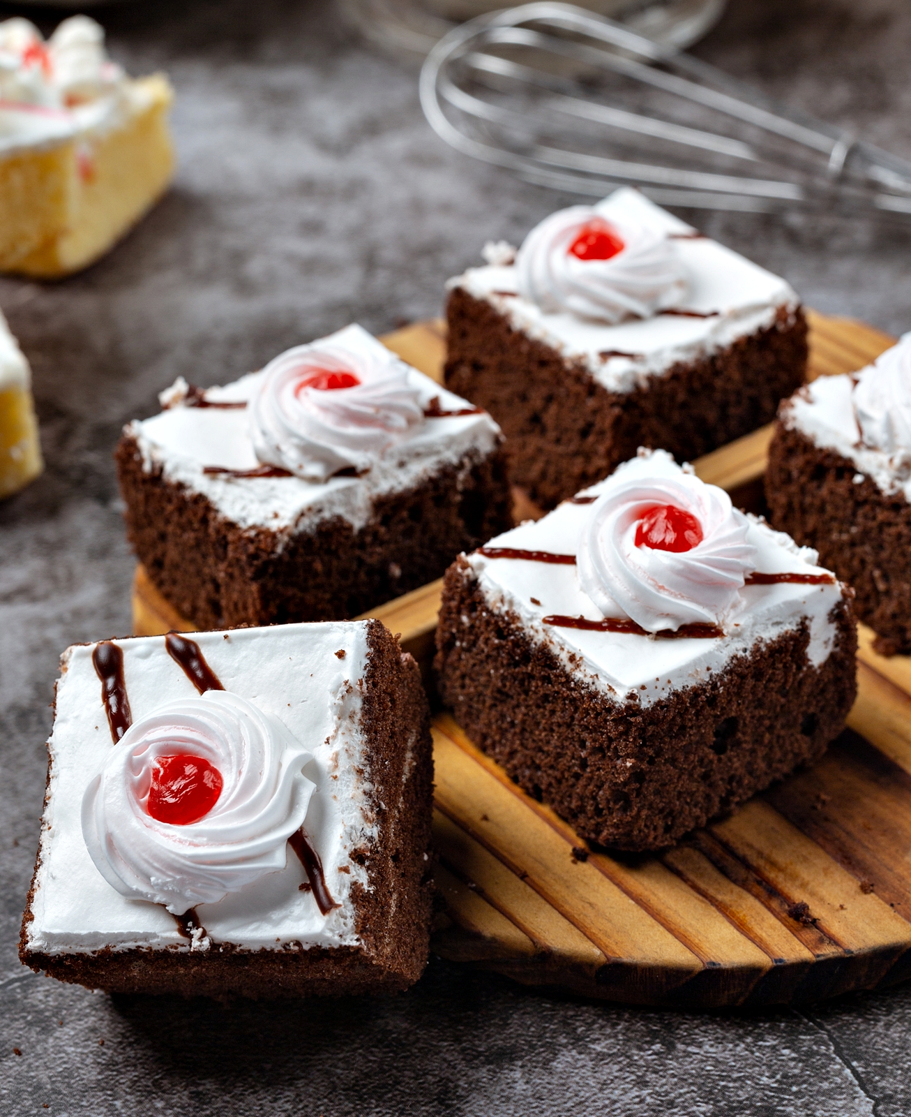 Negresa pufoasa cu frisca. O reteta simpla, cu un rezultat absolut delicios