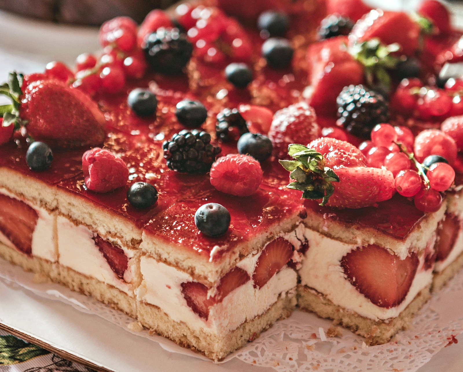 Prajitura cu capsuni si crema de mascarpone – un desert irezistibil, fin si delicios