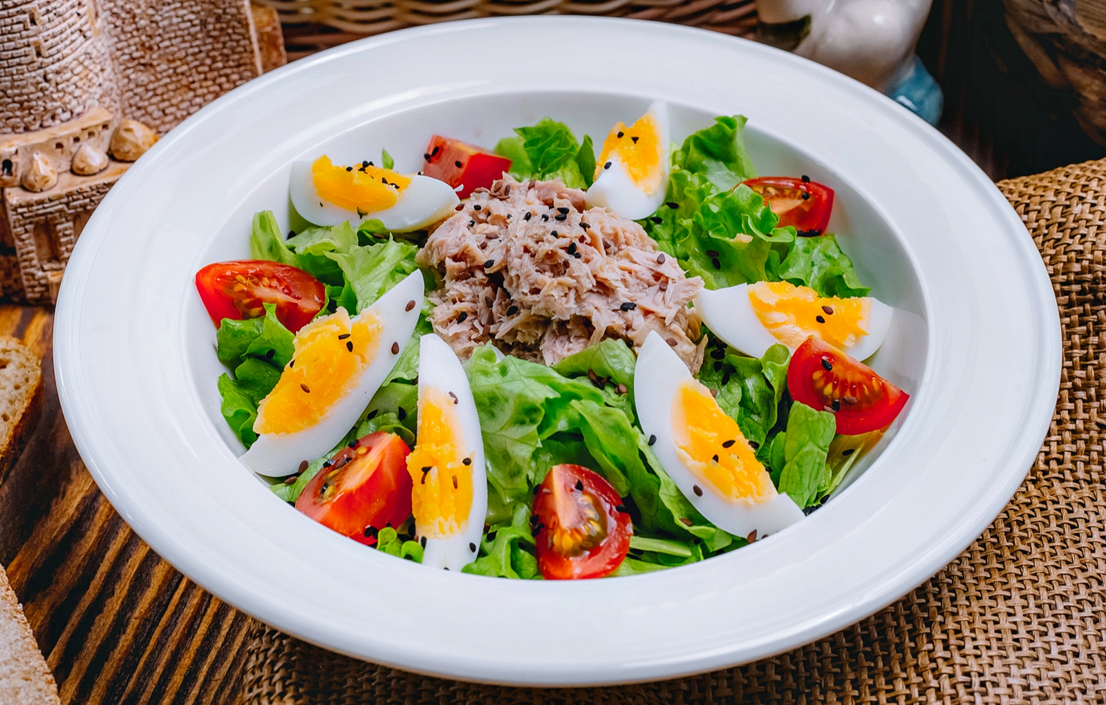Salata rapida cu ton, oua fierte si rosii cherry. Reteta sanatoasa si delicioasa, gata in 30 de minute