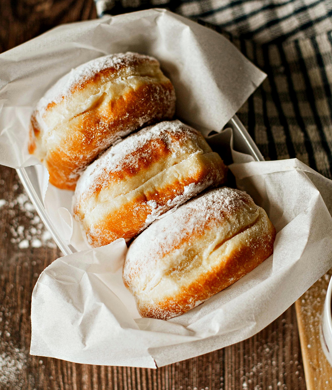 Gogosi pufoase si aurii. Reteta perfecta pentru cele mai moi si gustoase gogosi