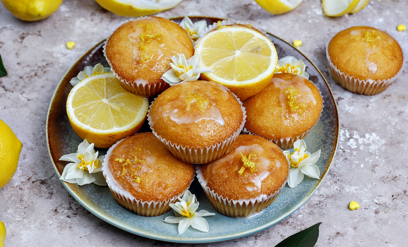 Briose de post cu lamaie si glazura – moi, pufoase, aromate si usor de facut