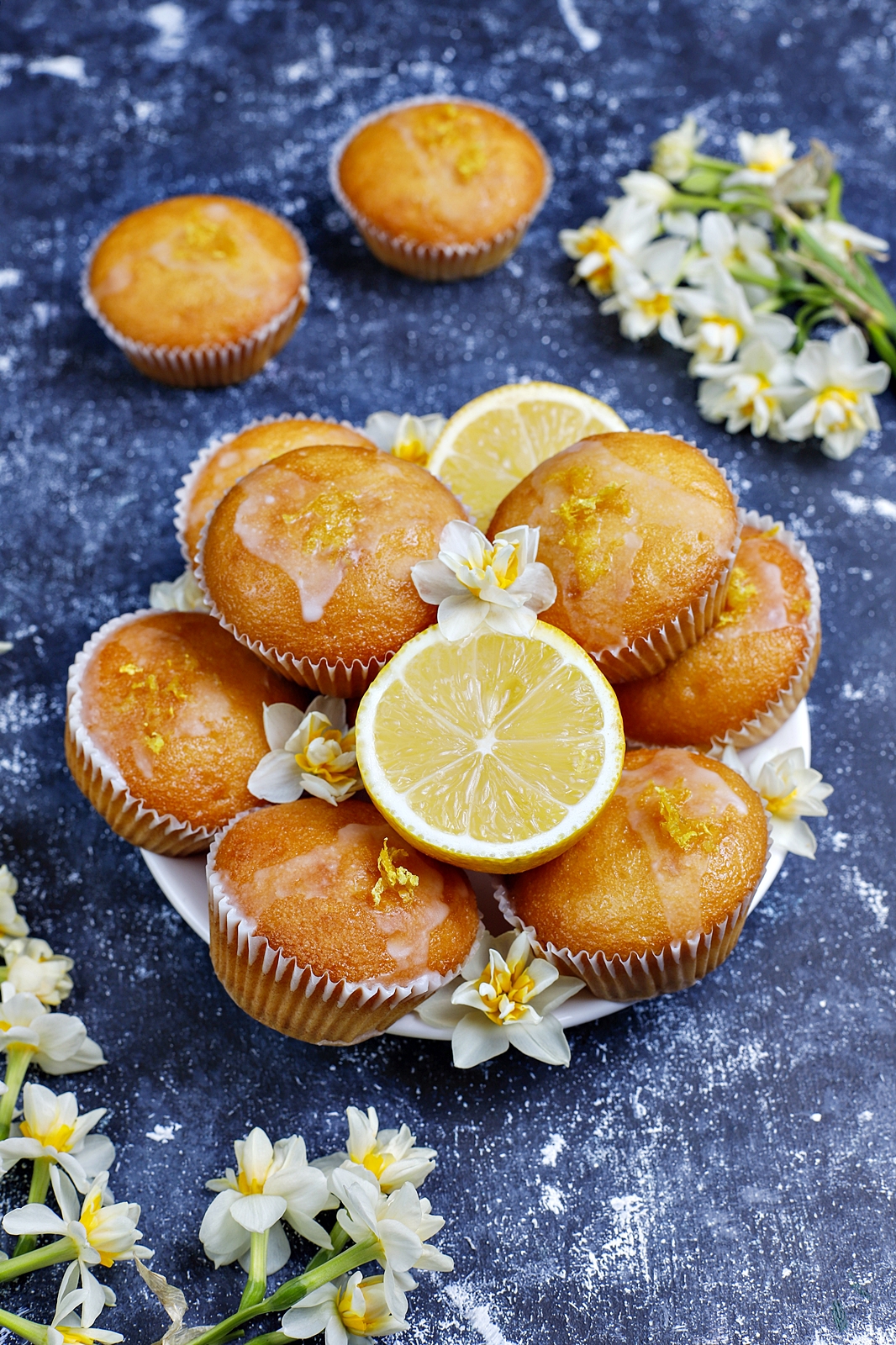 Briose de post cu lamaie si glazura – moi, pufoase, aromate si usor de facut