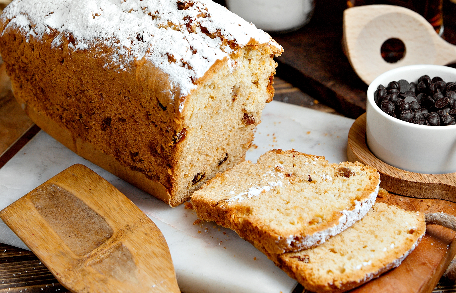 Chec pufos cu stafide inmuiate in rom – reteta usoara, aromata si foarte gustoasa