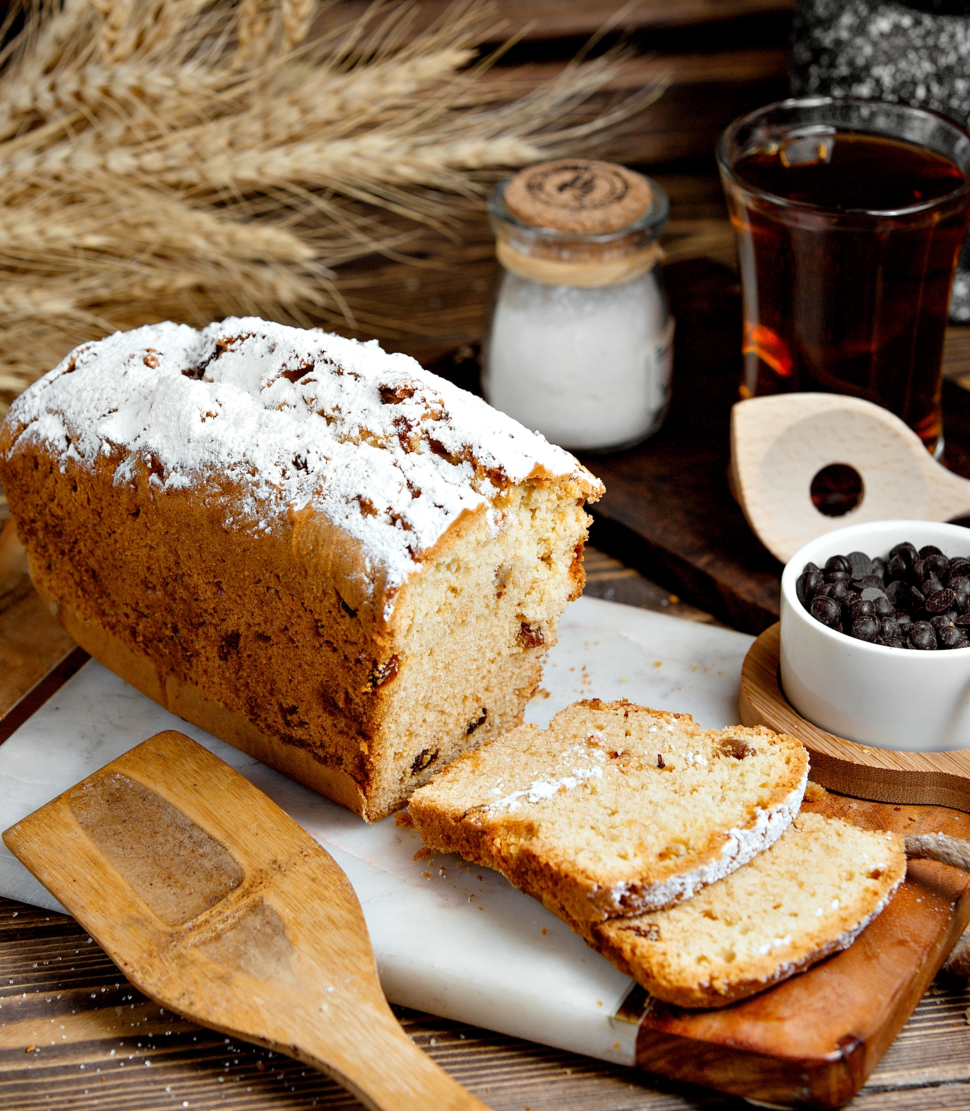 Chec pufos cu stafide inmuiate in rom – reteta usoara, aromata si foarte gustoasa