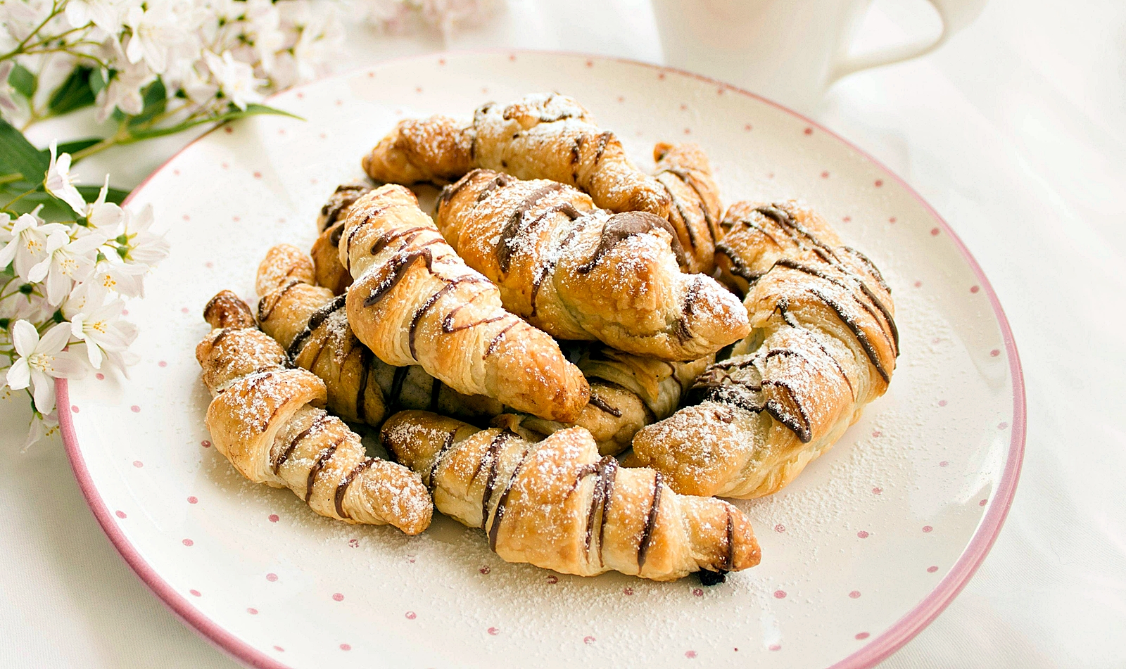 Cornulete rapide din foietaj cu crema de ciocolata – reteta usor de facut, simpla si delicioasa