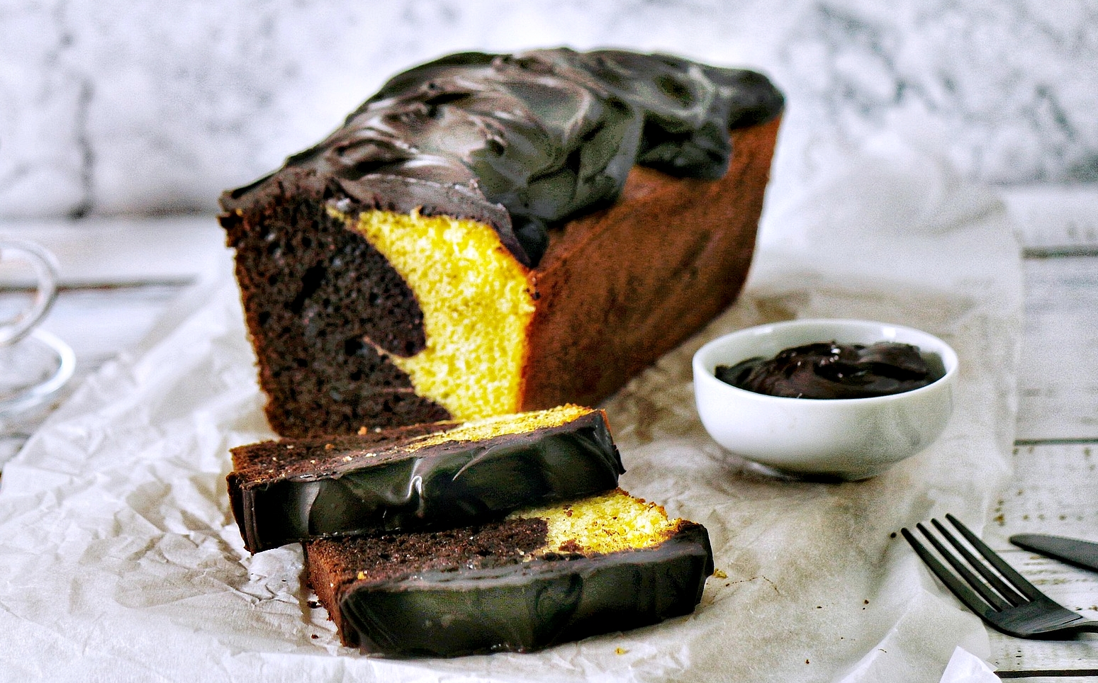 Chec bicolor pufos cu glazura de ciocolata – reteta usoara si delicioasa