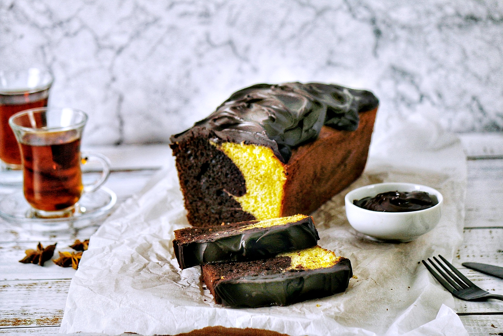 Chec bicolor pufos cu glazura de ciocolata – reteta usoara si delicioasa