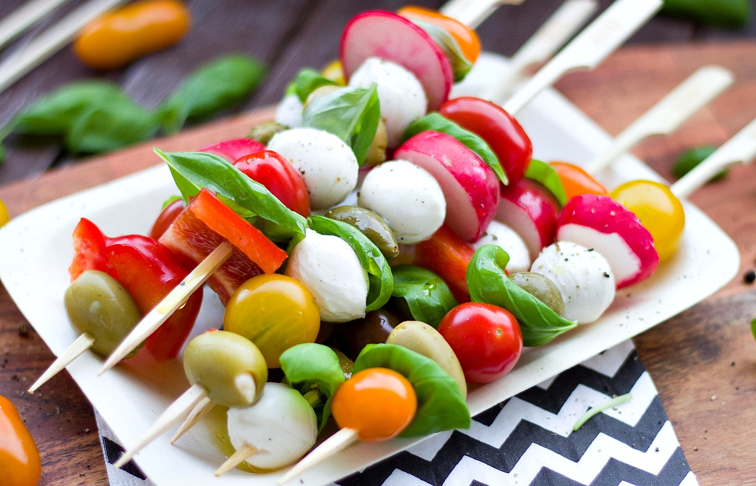 Frigarui aperitiv cu mozzarella si legume – reteta rapida, sanatoasa si delicioasa