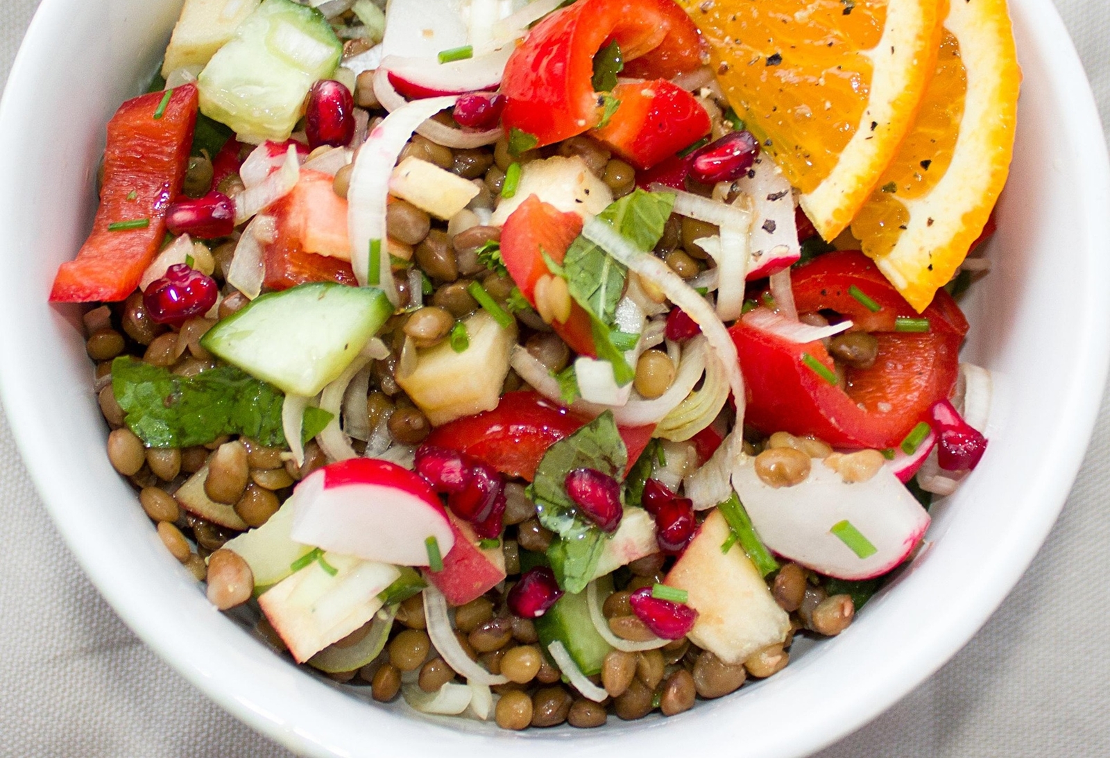 Salata de linte cu legume proaspete – reteta rapida, delicioasa si sanatoasa