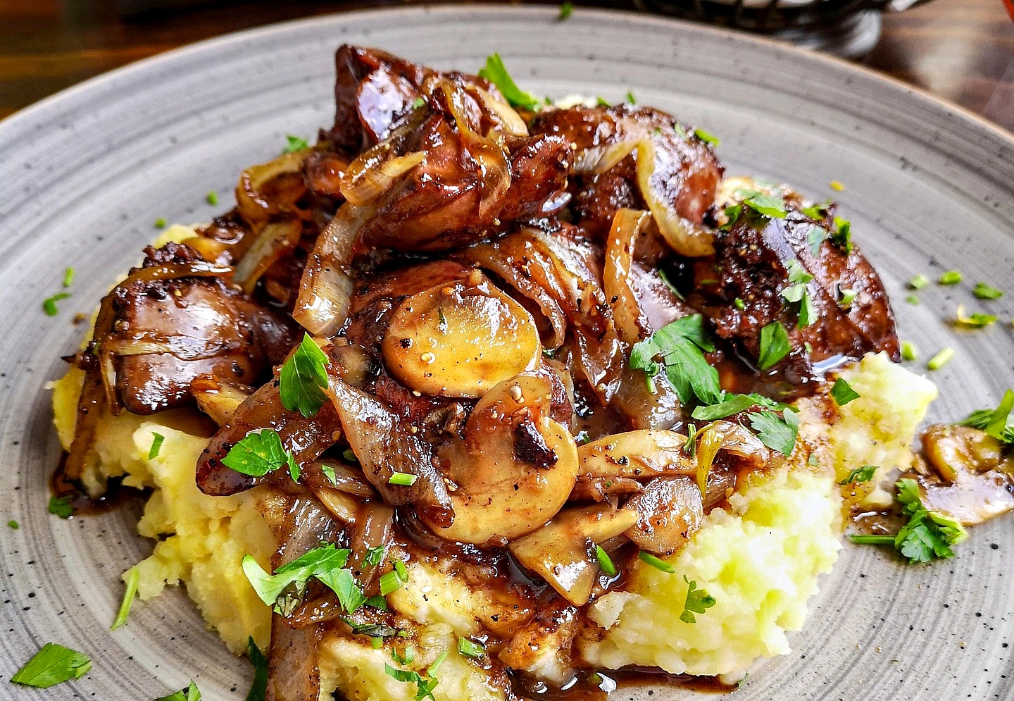 Ficatei de pui cu ceapa si ciuperci – reteta rapida si super gustoasa