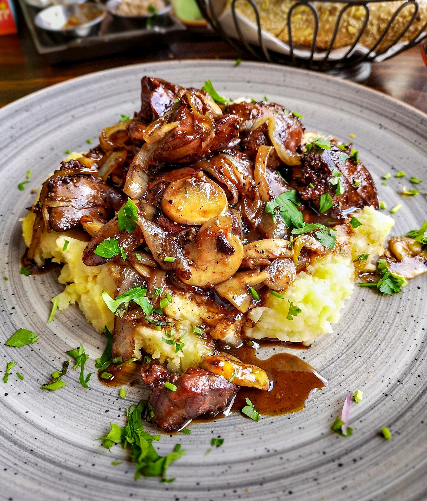 Ficatei de pui cu ceapa si ciuperci – reteta rapida si super gustoasa