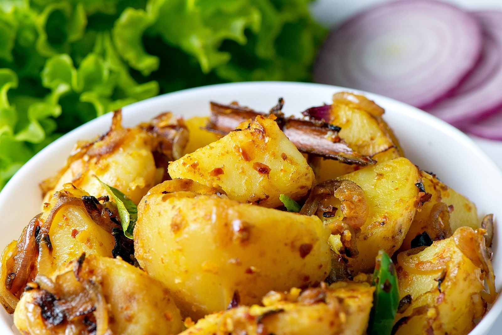 Cartofi la tigaie cu ceapa si usturoi – reteta simpla, ieftina si gustoasa