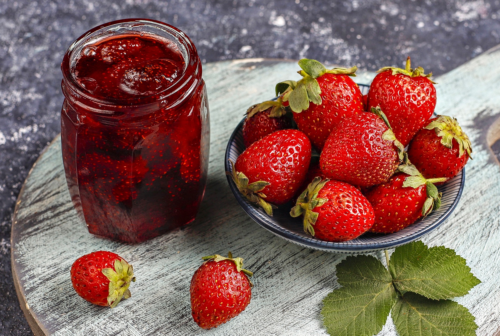 Dulceata de capsuni – reteta clasica cu sirop fiert si fructe intregi