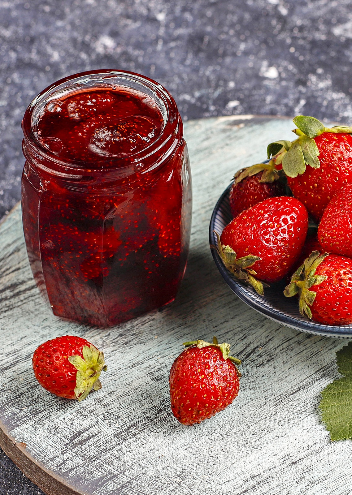 Dulceata de capsuni – reteta clasica cu sirop fiert si fructe intregi