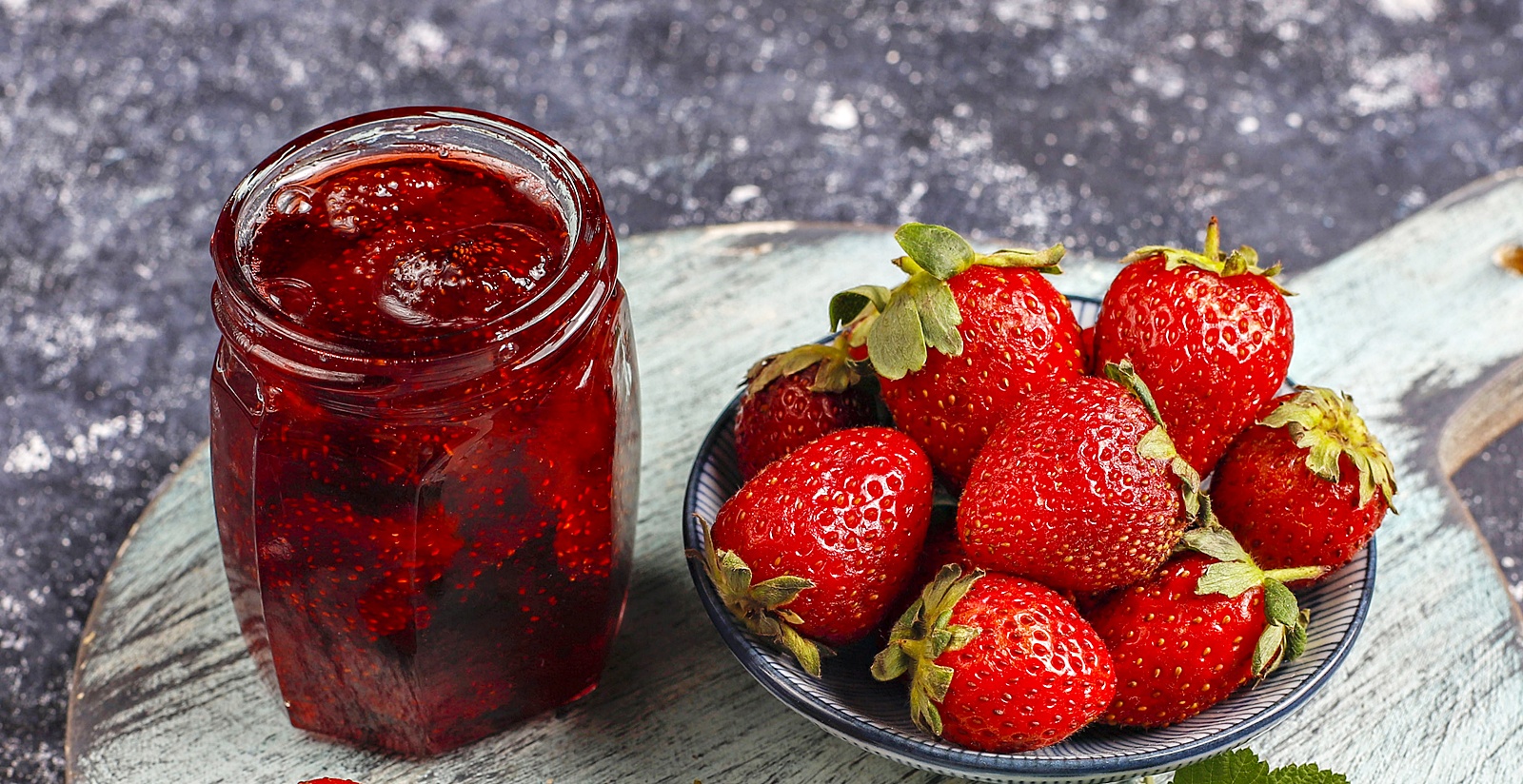 Dulceata de capsuni – reteta clasica cu sirop fiert si fructe intregi