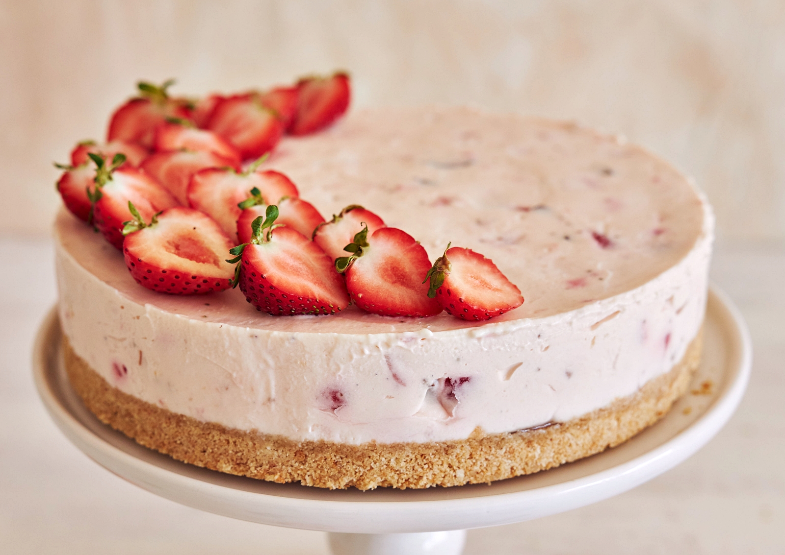 Prajitura fara coacere cu capsuni si ciocolata. Reteta usoara, rapida si delicioasa