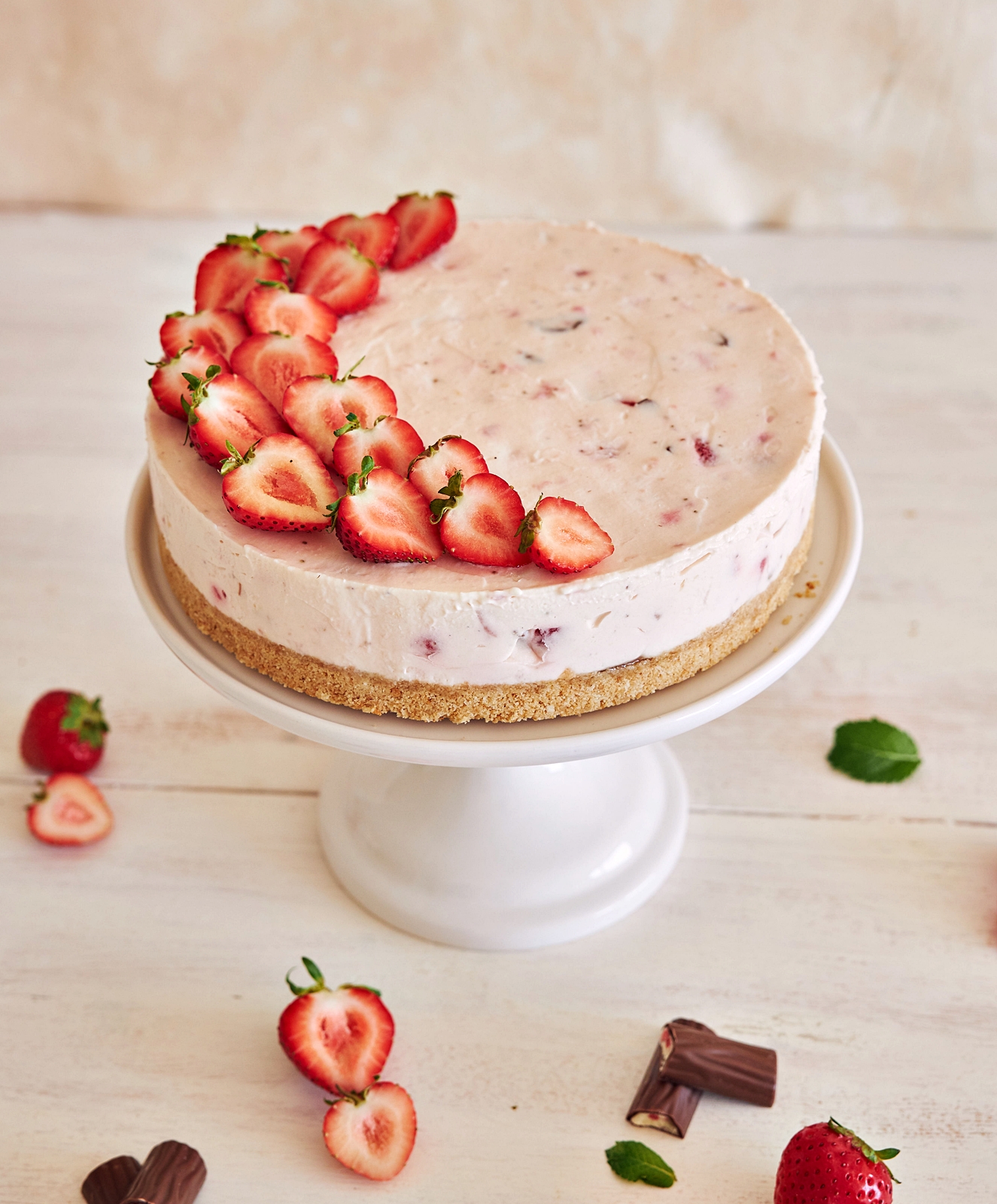 Prajitura fara coacere cu capsuni si ciocolata. Reteta usoara, rapida si delicioasa