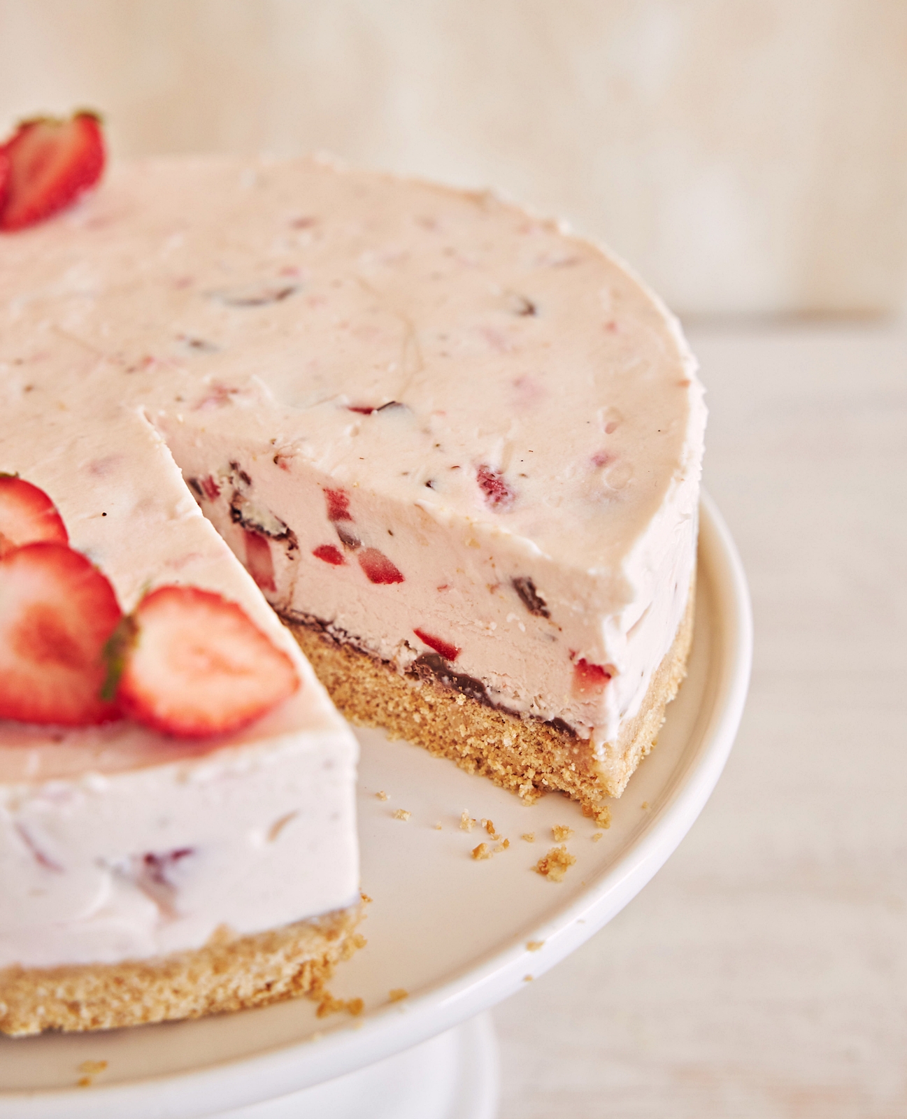 Prajitura fara coacere cu capsuni si ciocolata. Reteta usoara, rapida si delicioasa