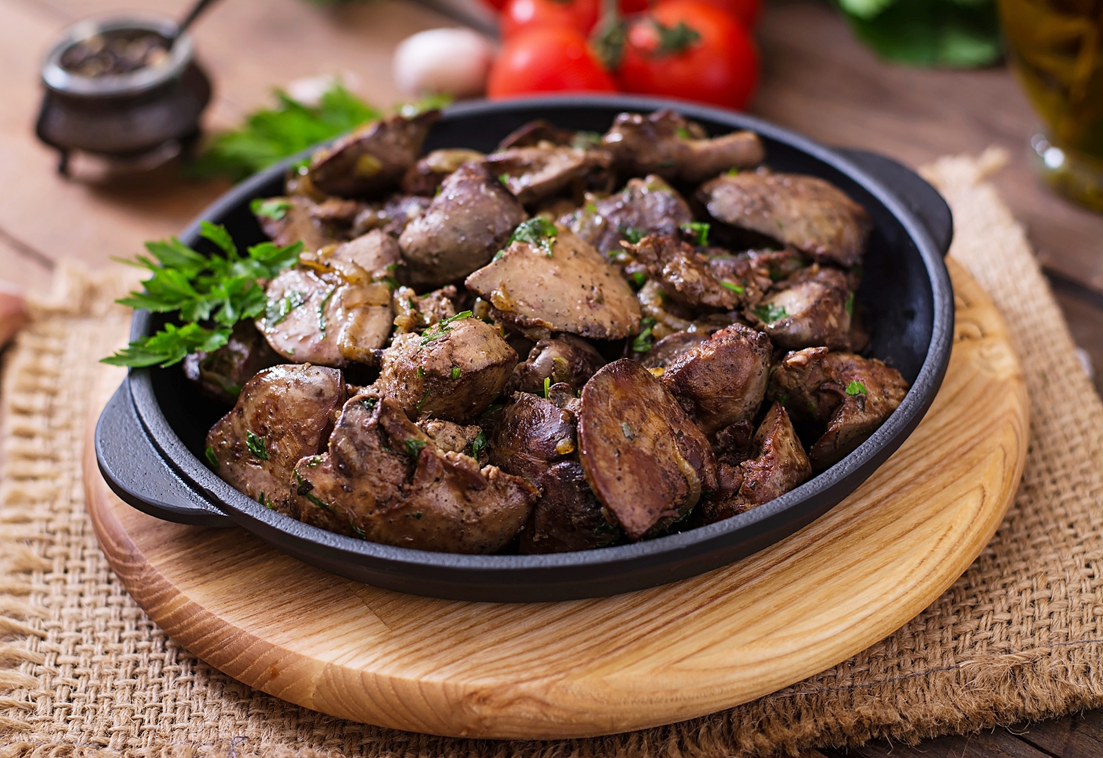 Ficatei de pui cu ceapa si usturoi la tigaie – reteta simpla si gustoasa, gata in 30 de minute