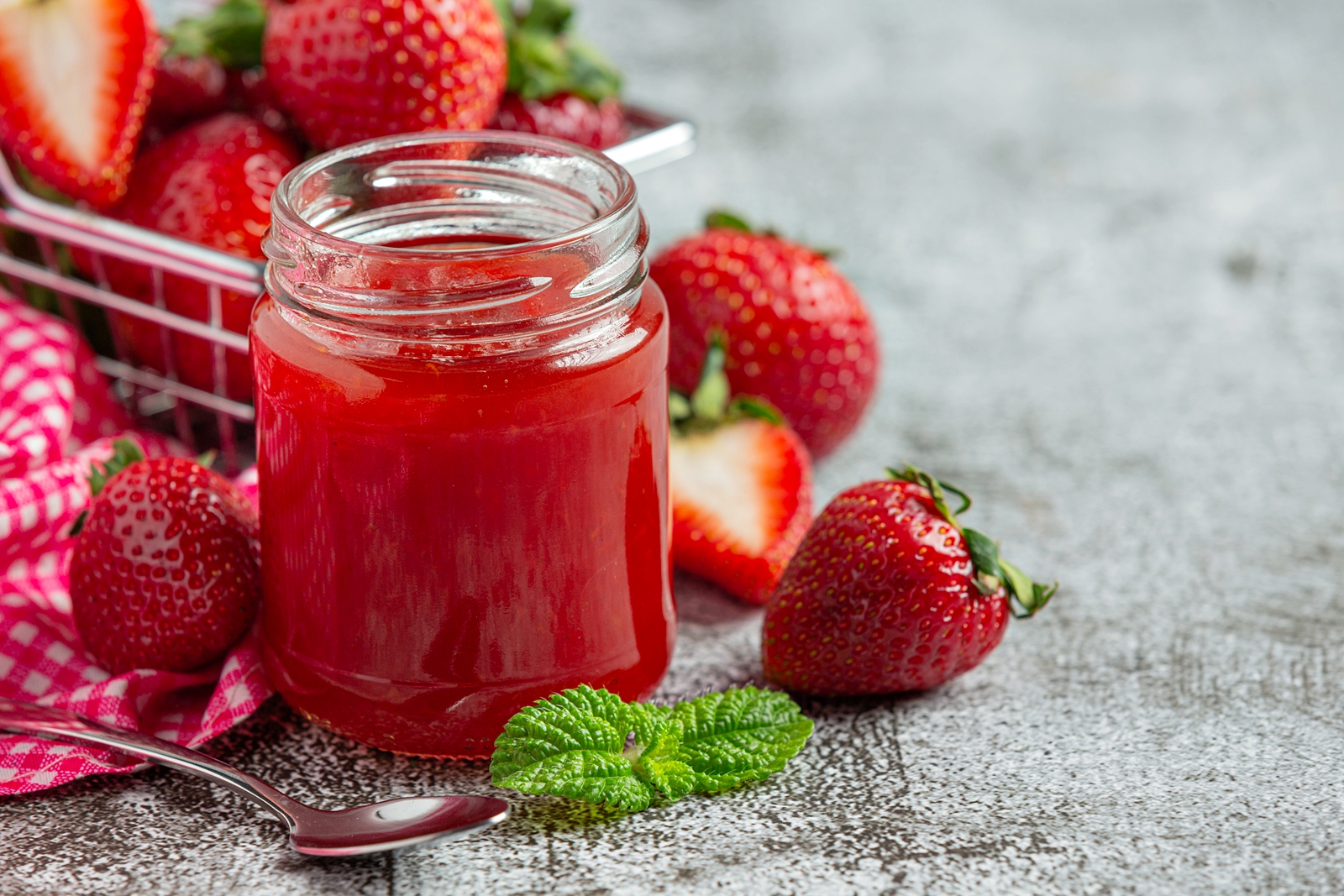 Jeleu de capsuni. Perfect pentru micul dejun, torturi si prajituri