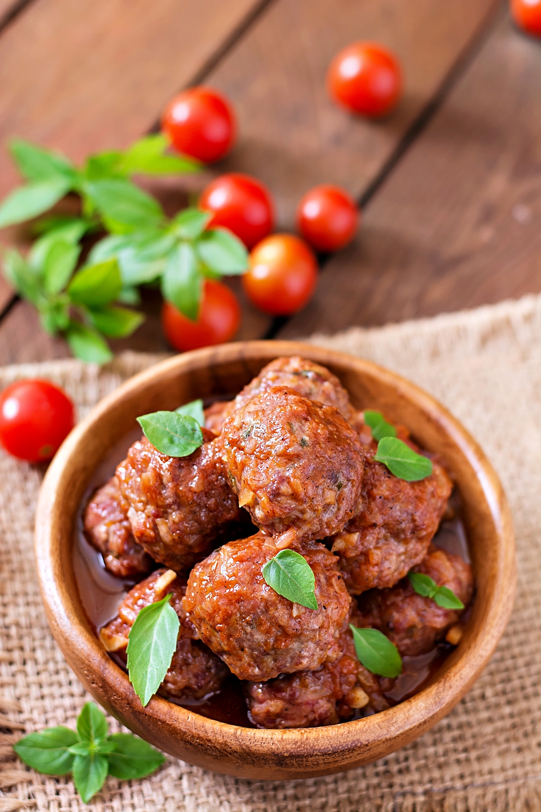 Chiftelute fragede in sos de rosii – reteta clasica cu arome mediteraneene