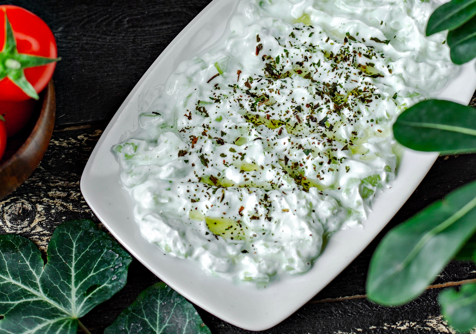 Salata de dovlecei cruzi cu iaurt si usturoi – reteta rapida, racoritoare si sanatoasa