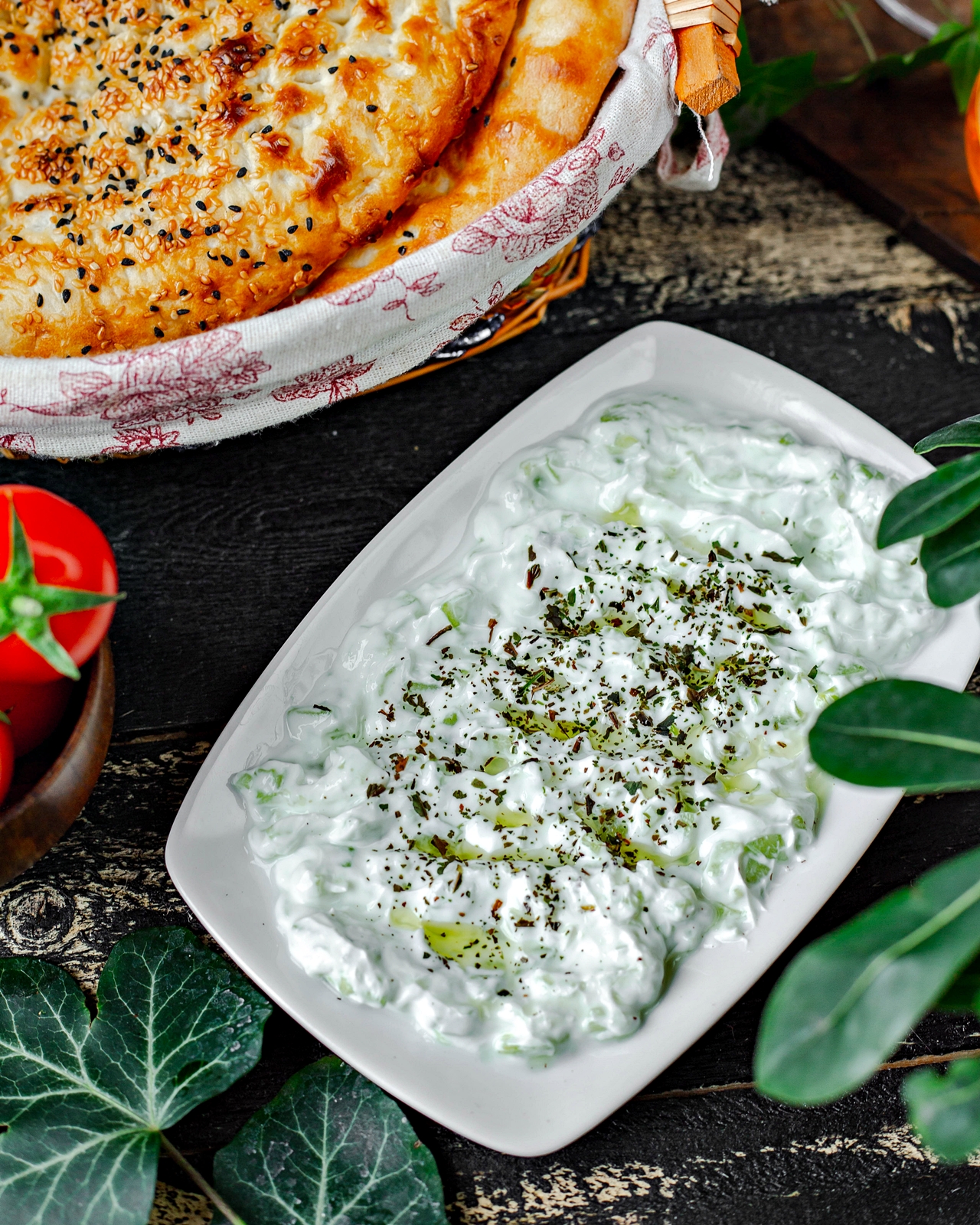 Salata de dovlecei cruzi cu iaurt si usturoi – reteta rapida, racoritoare si sanatoasa